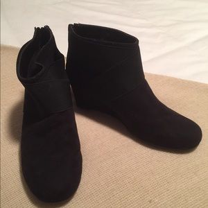 Aerosoles black suede bootie